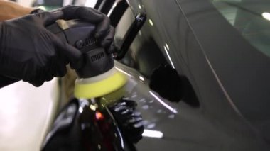 Bir arabayı yıkamak ve cilalamak