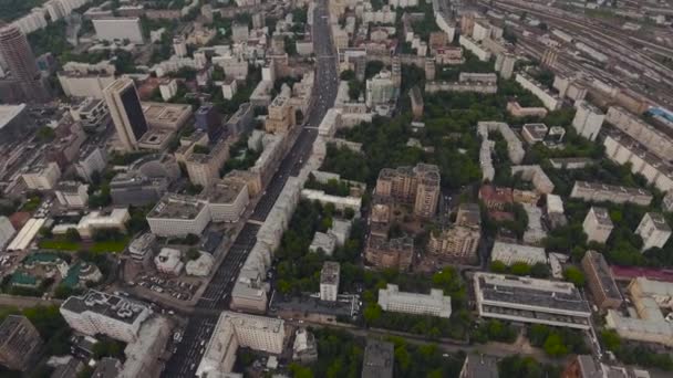 Olympijský stadion, Prospekt Mira, moskevské ulice a silnice s automobilovou dopravou. Aeria dron — Stock video