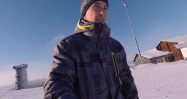 Kar kaplı dağdan kar kayağı üzerinde neşeli bir iniş..