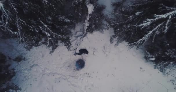 Człowiek leżący w śniegu, antena — Wideo stockowe