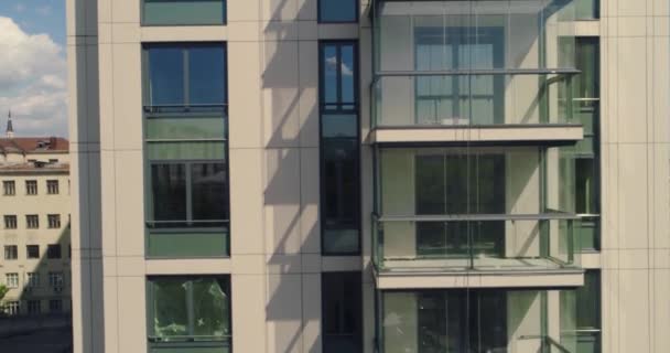 Lavadoras de ventanas en un edificio de oficinas. Escalador industrial - Limpieza de fachadas. Fotografía aérea dron de aire — Vídeo de stock