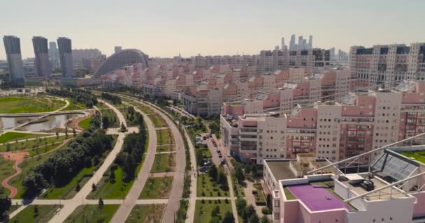 Ruas de Moscou, levantamento aéreo, edifícios residenciais modernos em uma área moderna com um parque aéreo — Vídeo de Stock