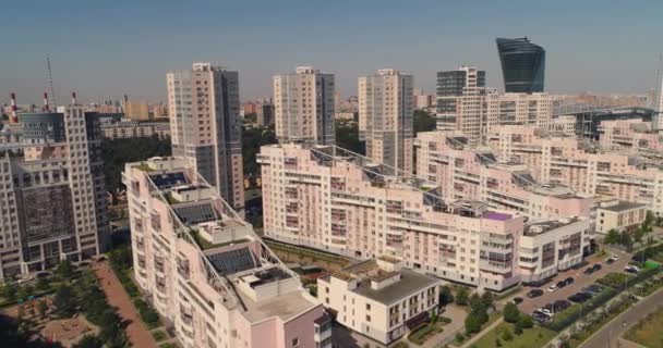 Calles de Moscú, levantamiento aéreo, edificios residenciales modernos en una zona moderna con un parque aéreo — Vídeos de Stock