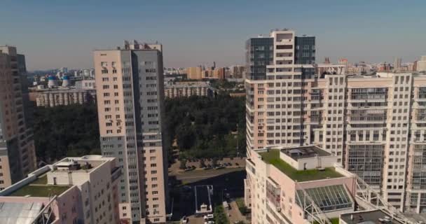 Vuelo aéreo avión no tripulado entre los nuevos rascacielos de apartamentos residenciales modernos con parque y muchos árboles — Vídeo de stock