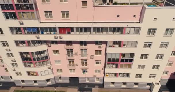Edificio residencial con pintura antigua y pintura nueva, pintura en casa. Vuelo aéreo con drones — Vídeo de stock