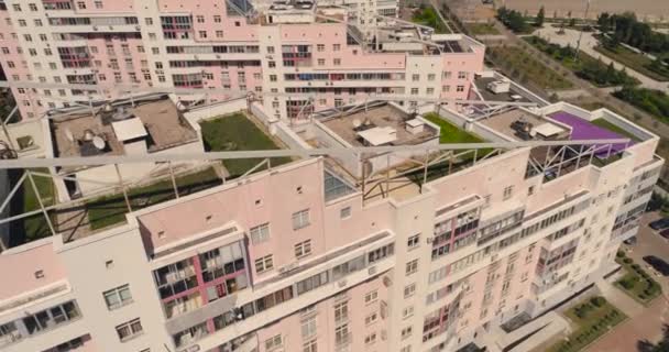 Edificio residencial con pintura antigua y pintura nueva, pintura en casa. Vuelo aéreo con drones — Vídeo de stock