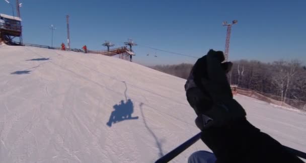 Mit dem Lift auf den Berg. — Stockvideo