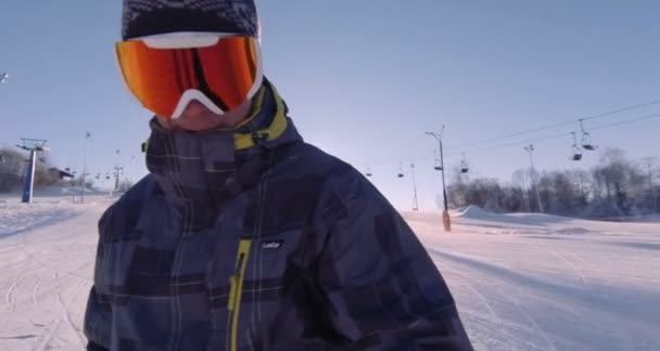 Fröhliche Abfahrt vom schneebedeckten Berg mit dem Snowboard. — Stockvideo