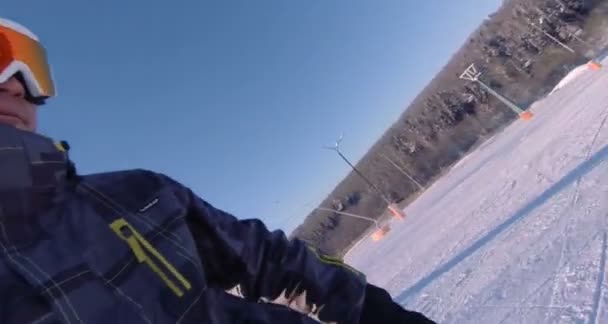 Fröhliche Abfahrt vom schneebedeckten Berg mit dem Snowboard. — Stockvideo