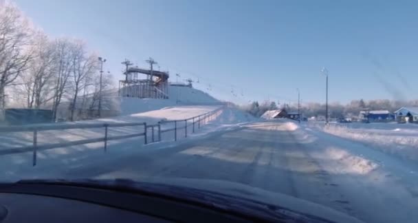 L'ingresso alla stazione sciistica in auto — Video Stock