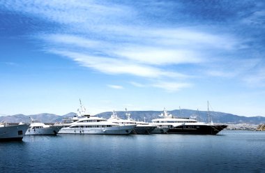 Limandaki lüks tekne ve yatlar. Marina Zeas, Pire, Yunanistan