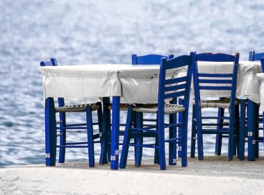 Masa ve deniz tarafından mavi sandalye. Yunanistan