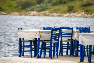 Masa ve deniz tarafından mavi sandalye. Yunanistan.