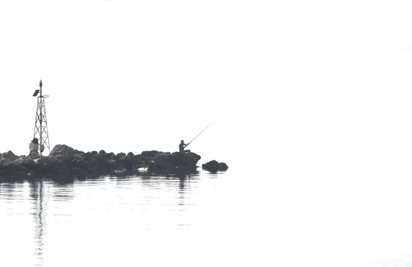 Silhueta Pescador Com Varas Pesca Farol Cais Minimalismo — Fotografia de Stock