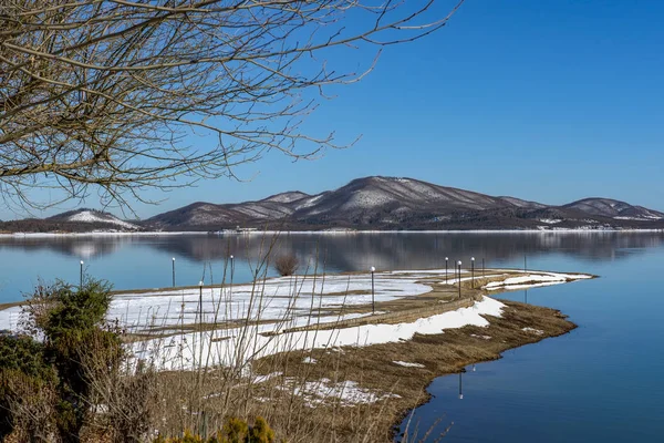 Wintry Paysage Montagne Enneigée Noire Ciel Clair Sur Lac Plastira — Photo