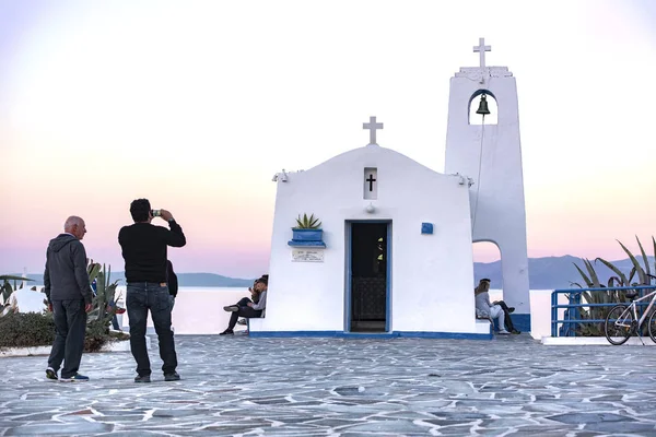 Rafina, Yunanistan -03/25/2017: insanlar fotoğraf çekim, dinlenme ve manzarasının tadını çıkarın. Beyaz küçük Ortodoks Şapel St Nikolaos için adanmış.