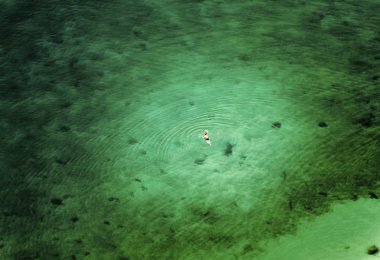 yeşil suları ve bir yüzücü ile bir plaj havadan görünümüdür. Nafplion şehir, Yunanistan.