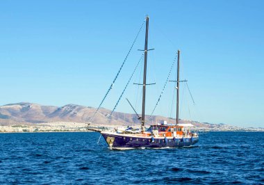 Saron Körfezi'nin mavi sularda yüzen bir güzel güzel ahşap gövde. Piraeus, Yunanistan.