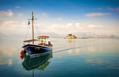Küçük ahşap tekne transferi turist bir grup Bourtzi Island (eski cezaevi). Nafplion, Yunanistan