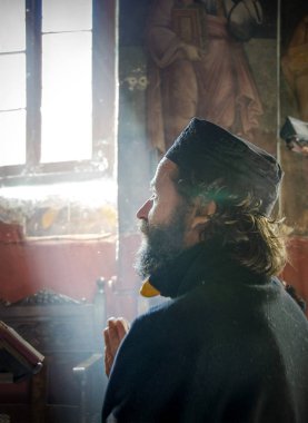Corinth, Yunanistan-2018 - 30 Ağustos: Christian Ortodoks Rahip dua içinde manastır Aziz George'un Corinth, Yunanistan