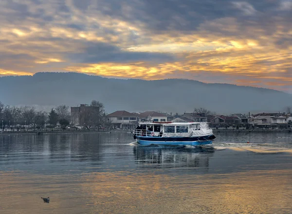 Sunset Ioannina City Small Wooden Boat Floating Calm Waters Lake — Stock Photo, Image