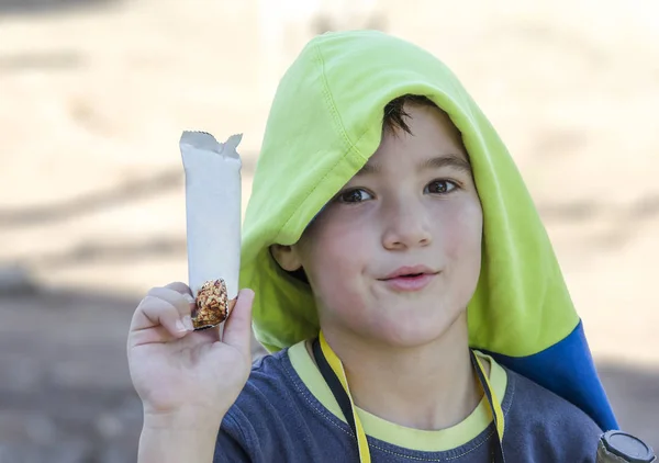 Mały Chłopiec Pokazuje Swój Bar Zbóż Meczu Tenisa — Zdjęcie stockowe