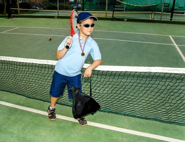 Niño Con Sombrero Raqueta Hombro Después Partido Tenis Nocturno Posando — Foto de Stock