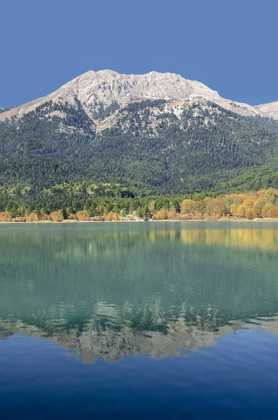 Mirror Mountain Reflexão Montanha Árvores Lago Doxa Corinto Montanhoso Grécia — Fotografia de Stock