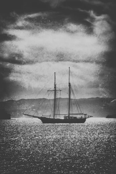 Vieux Bateau Bois Dans Mer Sous Ciel Dramatique Fine Art — Photo