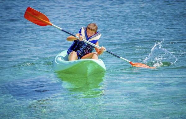 Young Boy Paddling Hard Kayak Splashes Cliff Clear Day — Stock Photo, Image