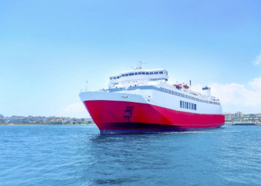 Kırmızı ve beyaz feribot tekne Rafina harbor City. Yunanistan.