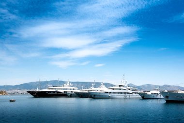 Limandaki lüks tekne ve yatlar. Marina Zeas, Pire, Yunanistan