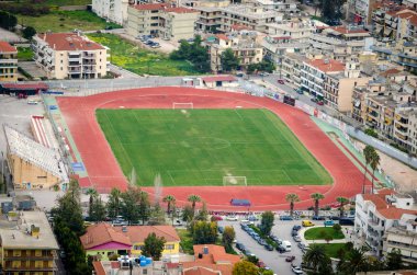 Yunanistan 'ın Nafplion kentinde bir futbol stadyumunun havadan görünüşü