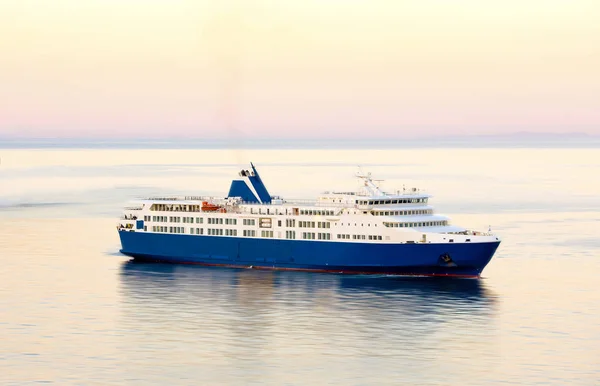 Pôr Sol Barco Balsa Branco Azul Ilhas Gregas — Fotografia de Stock