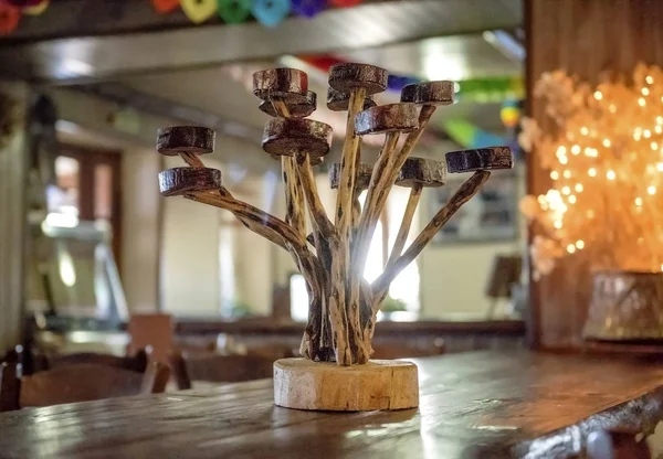 Dekorationskunstobjekte. Handgefertigter Kerzenständer aus Holz auf dem Tisch. — Stockfoto