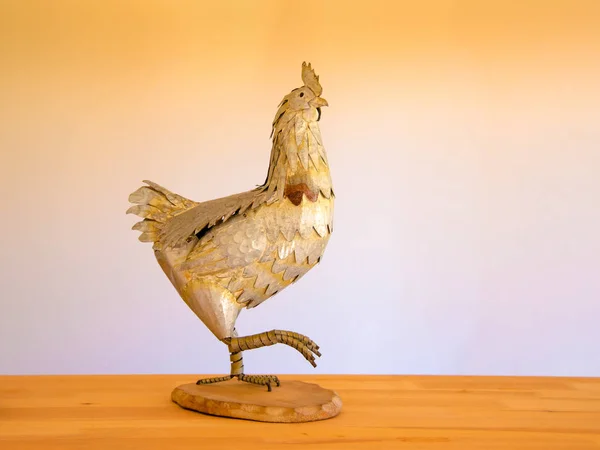 木桌上的装饰金属公鸡 — 图库照片
