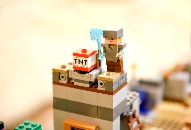 Bir çocuk lego minecraft blokları ile ilk kompozisyon yaptı