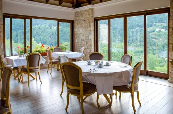 Innenraum des Restaurants mit schönem Blick auf Wald und Berge . — Stockfoto