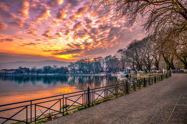 Gün batımında Pamvotis Gölü 'ne bakın. Ioannina Şehri, Yunanistan. 