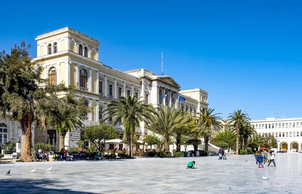 Kiklad Adaları Syros başkenti ve güzel yeni Klasik belediye binası. Ege Denizi, Kiklad Adaları,Yunanistan.