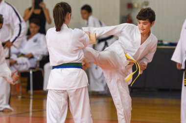  Erkek ve kız karate eğitim, tae kwvon yapmak