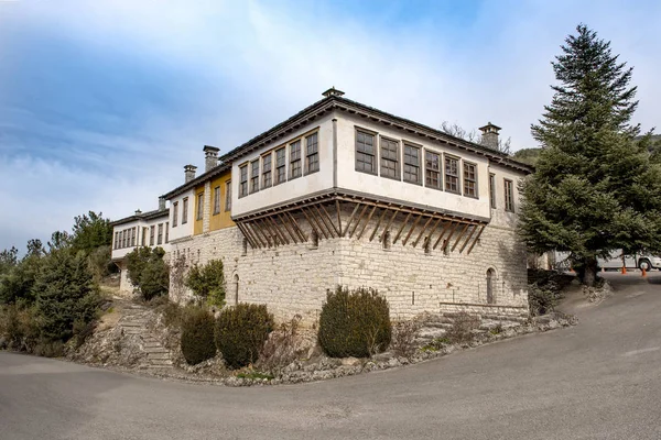 Budovy s tradiční architekturou ve městě Ioannina, Řecko — Stock fotografie