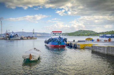 Pachi köyündeki küçük limanda balıkçı tekneleri. Megara, Yunanistan