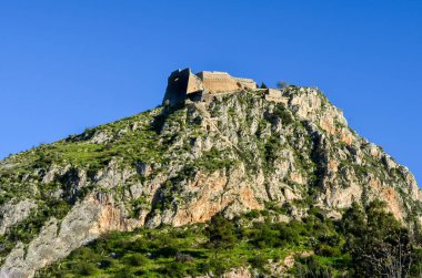 Nafplio 'ya tepeden bakan heybetli kalesi ile Palamidi, şehir için bir referans noktası, Venedik yönetiminin güçlendirilmiş bir çalışması. 857 adım kesinlikle fiziksel durumunuza meydan okuyor. Yunanistan