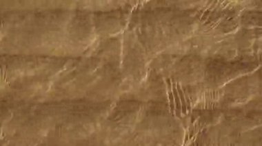 Sarı kum ve dalgalar ile tropikal plaj