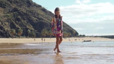 Sahilde yürüyüş sevimli kız, yaz zamanı