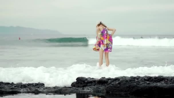 Милая девушка веселится на пляже, летнее время — стоковое видео