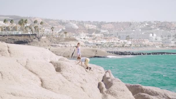 Hermano y hermana divirtiéndose juntos. Hora de verano — Vídeos de Stock