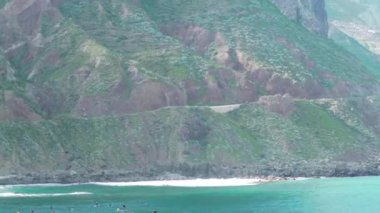 Dağlar ve kayalar ile güzel deniz manzarası. Yaz saati