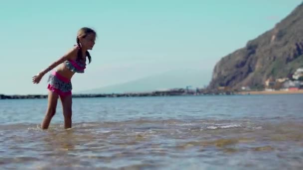 Милая девушка веселится на пляже, летнее время — стоковое видео